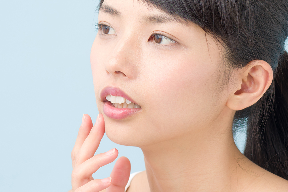 患者さまのお口の状態を確認する様子